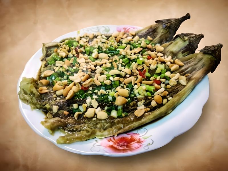 Bếp cà ràng và trái cà tím sau vườn