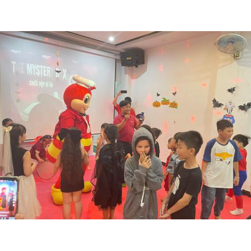 Giao lưu với chú Ong Jollibee