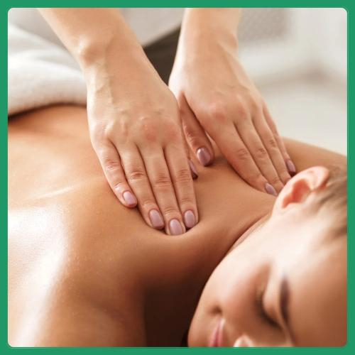 Massage Đầu Vai Gáy Với Lá Nóng Thiên Nhiên