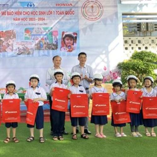 Công ty Tân Kiều trao tặng quỹ khuyến học