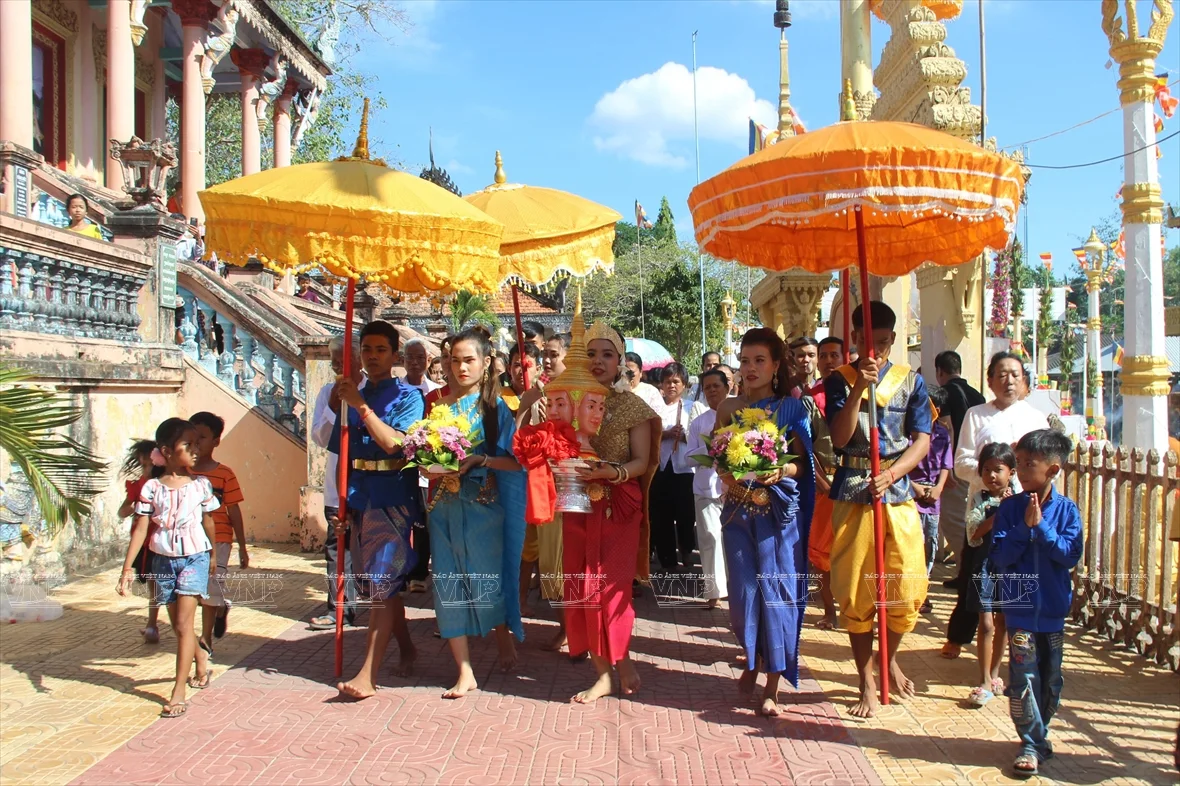 Ngày đầu tiên (Ngày Chôl Sangkran Thmây)