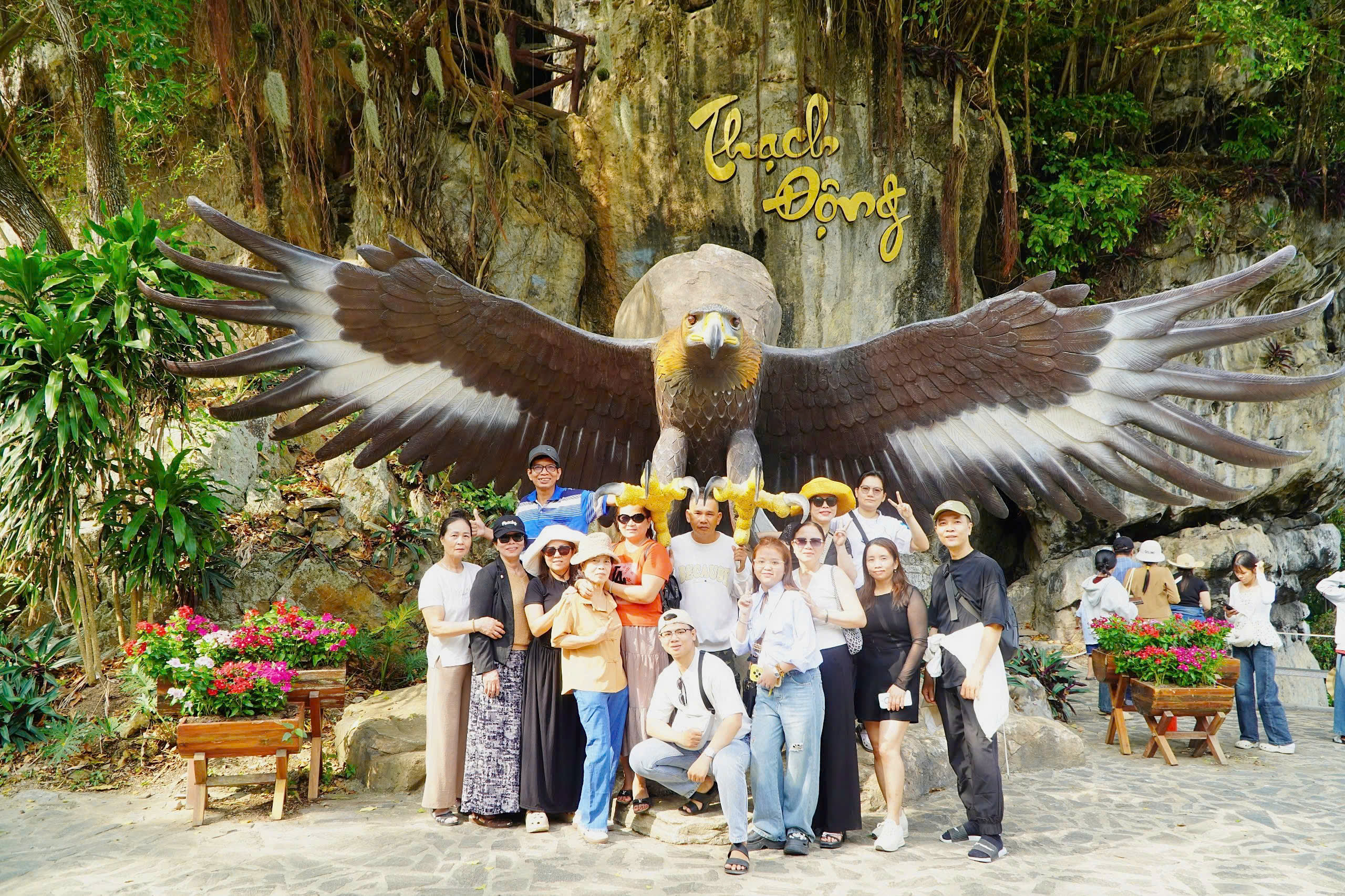 Thạch Động – Đá Dựng thu hút khách tham quan, khám phá